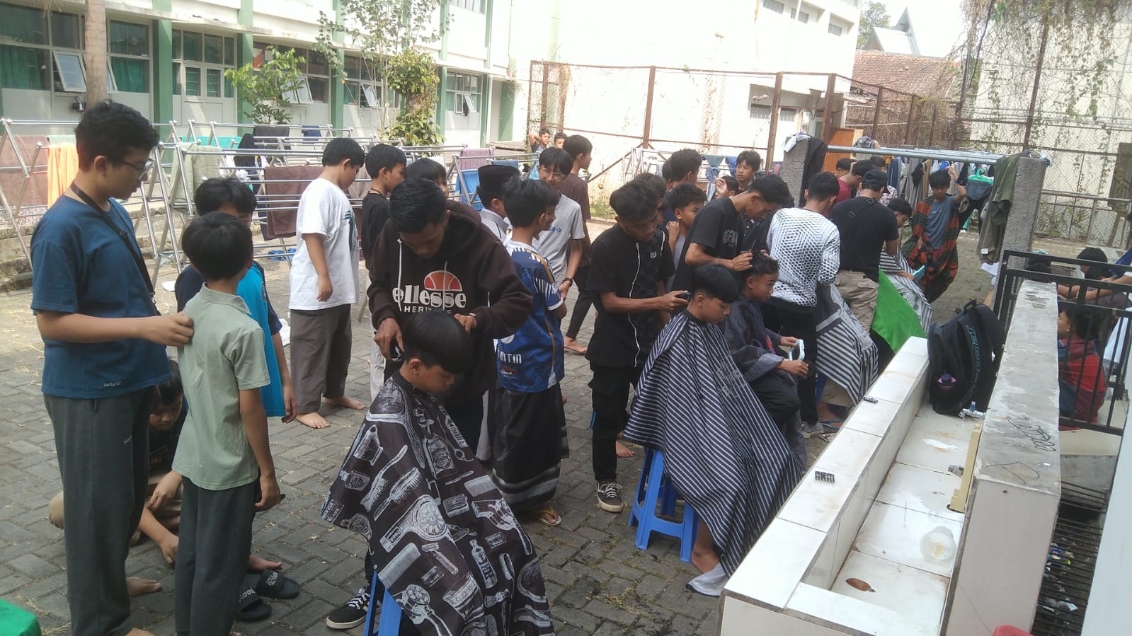 Kegiatan potong rambut santri