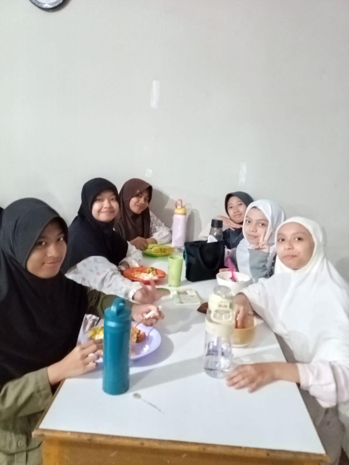 Kegiatan Makan Santri MTs Putri