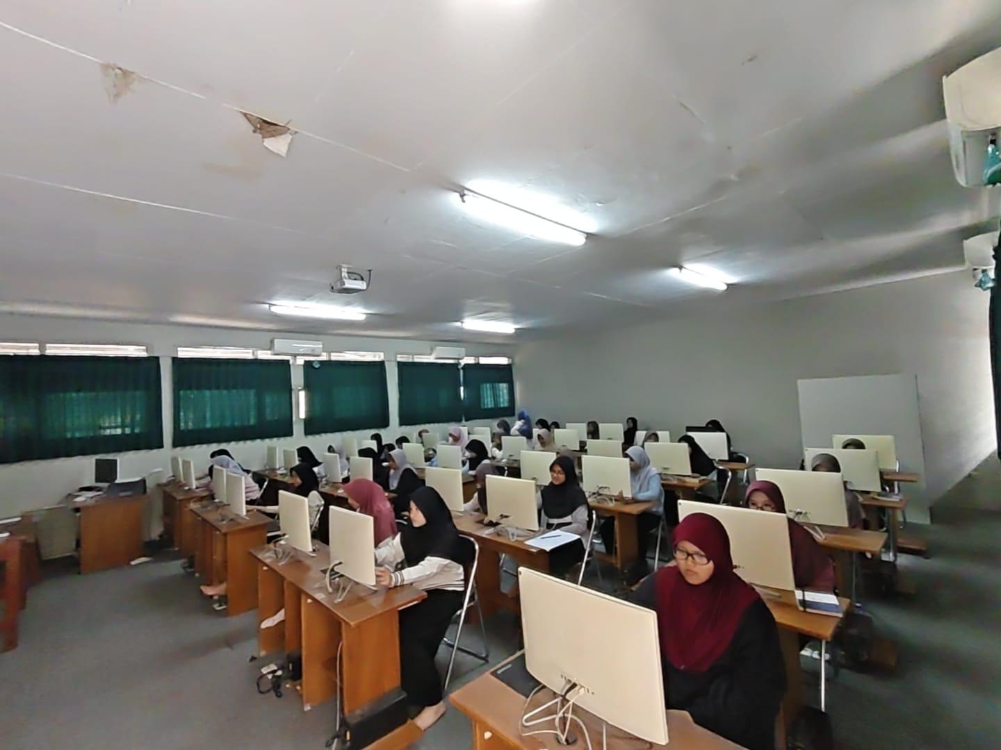 Kegiatan Belajar Mandiri Santri Putri di Lab Komputer