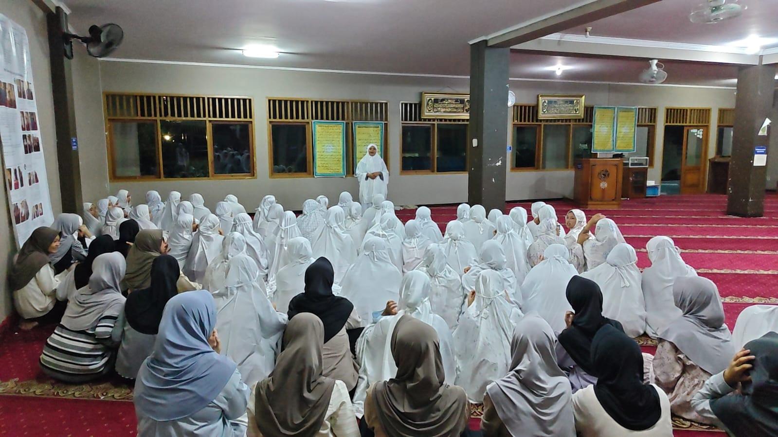 Pengarahan Pelaksanaan Taujihat dari Kepala Madrasah Aliyah Putri