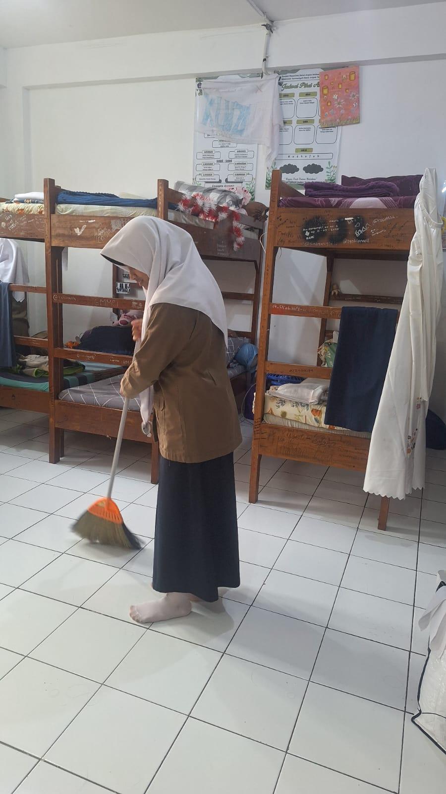 Kegiatan Kebersihan Asrama MTs Putri